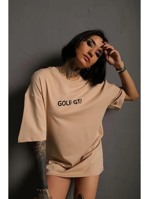 Kadın Oversize Baskılı Tişört – Golf Gtı Retro Araba Desenli, Ön & Arka Dijital Baskı, Sokak Modası Stil - Bej