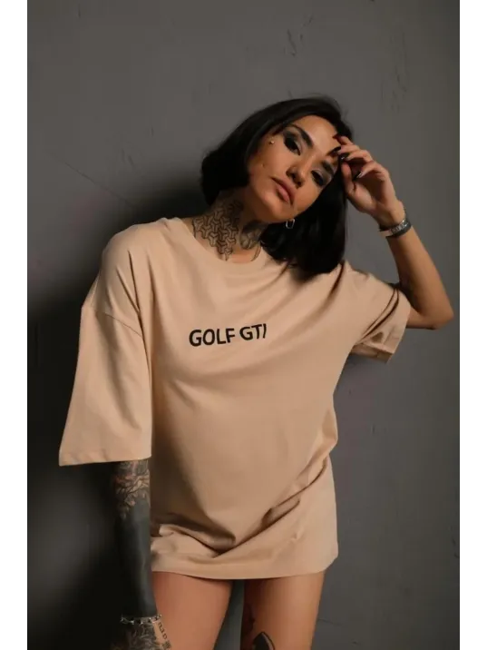 Kadın Oversize Baskılı Tişört – Golf GTI Retro Araba Desenli, Ön & Arka Dijital Baskı, Sokak Modası Stil - Bej Kadın Oversize Baskılı Tişört – Golf GTI Retro Araba Desenli, Ön & Arka Dijital Baskı, Sokak Modası Stil - Bej