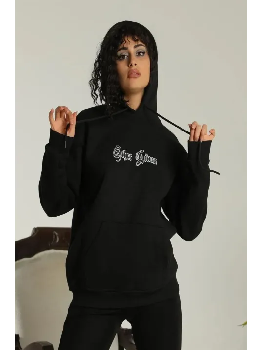 Kadın Oversize Üç İplik Kapüşonlu Sweatshirt – Siyah “Other Lives” Ön ve Arka Baskılı, Şardonlu Kışlık, Rahat Günlük Model Siyah Kadın Oversize Üç İplik Kapüşonlu Sweatshirt – Siyah “Other Lives” Ön ve Arka Baskılı, Şardonlu Kışlık, Rahat Günlük Model Siyah