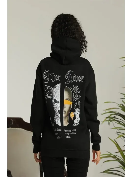 Kadın Oversize Üç İplik Kapüşonlu Sweatshirt – Siyah “Other Lives” Ön ve Arka Baskılı, Şardonlu Kışlık, Rahat Günlük Model Siyah Kadın Oversize Üç İplik Kapüşonlu Sweatshirt – Siyah “Other Lives” Ön ve Arka Baskılı, Şardonlu Kışlık, Rahat Günlük Model Siyah