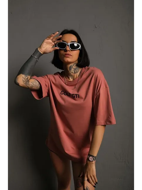 Kadın Oversize Baskılı Tişört – Golf Gtı Retro Araba Desenli, Ön & Arka Dijital Baskı, Sokak Modası Stil- Gül Kurusu