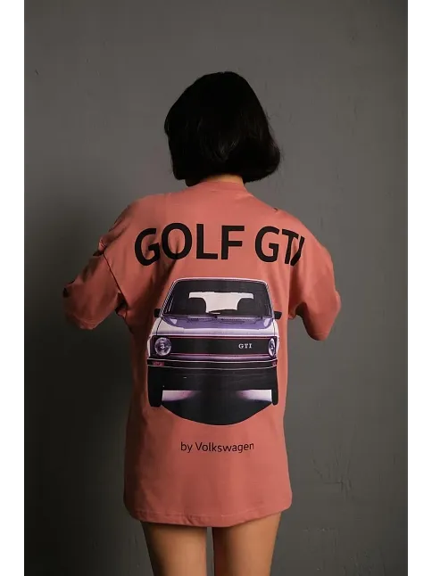 Kadın Oversize Baskılı Tişört – Golf Gtı Retro Araba Desenli, Ön & Arka Dijital Baskı, Sokak Modası Stil- Gül Kurusu