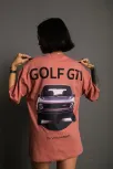 Kadın Oversize Baskılı Tişört – Golf Gtı Retro Araba Desenli, Ön & Arka Dijital Baskı, Sokak Modası Stil- Gül Kurusu
