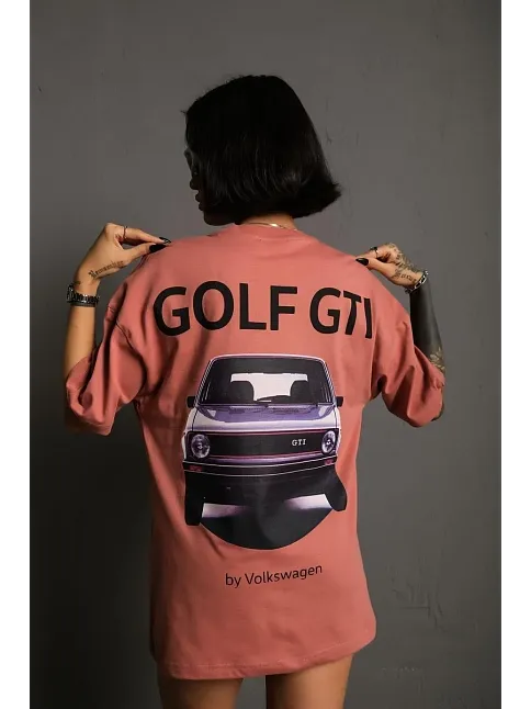 Kadın Oversize Baskılı Tişört – Golf Gtı Retro Araba Desenli, Ön & Arka Dijital Baskı, Sokak Modası Stil- Gül Kurusu