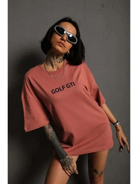 Kadın Oversize Baskılı Tişört – Golf Gtı Retro Araba Desenli, Ön & Arka Dijital Baskı, Sokak Modası Stil- Gül Kurusu