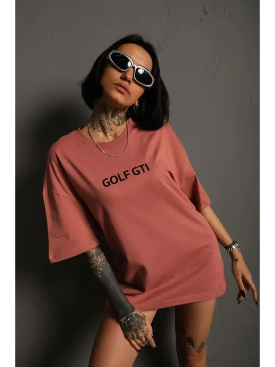 Kadın Oversize Baskılı Tişört – Golf GTI Retro Araba Desenli, Ön & Arka Dijital Baskı, Sokak Modası Stil- Gül Kurusu Kadın Oversize Baskılı Tişört – Golf GTI Retro Araba Desenli, Ön & Arka Dijital Baskı, Sokak Modası Stil- Gül Kurusu