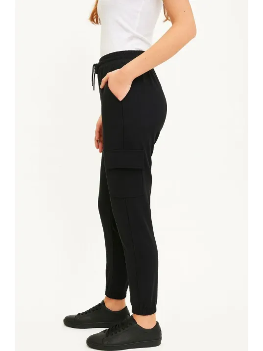 Kadın Siyah Jogger Eşofman Altı Rahat Kalıp, Kargo Cepli, Lastikli Paça, Günlük Spor Pantolon - Siyah Kadın Siyah Jogger Eşofman Altı Rahat Kalıp, Kargo Cepli, Lastikli Paça, Günlük Spor Pantolon - Siyah