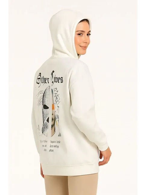 Kadın Oversize Üç İplik Şardonlu Kapüşonlu Sweatshirt – Beyaz “other Lives” Ön Ve Arka Baskılı, Kanguru Cepli, Ribanalı Rahat Kışlık Model Beyaz
