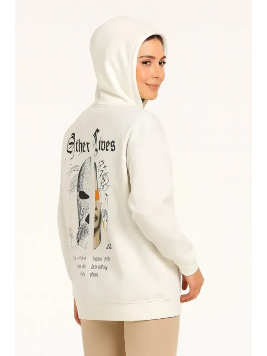 Kadın Oversize Üç İplik Şardonlu Kapüşonlu Sweatshirt – Beyaz “Other Lives” Ön ve Arka Baskılı, Kanguru Cepli, Ribanalı Rahat Kışlık Model Beyaz Kadın Oversize Üç İplik Şardonlu Kapüşonlu Sweatshirt – Beyaz “Other Lives” Ön ve Arka Baskılı, Kanguru Cepli, Ribanalı Rahat Kışlık Model Beyaz