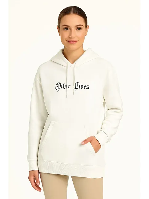 Kadın Oversize Üç İplik Şardonlu Kapüşonlu Sweatshirt – Beyaz “other Lives” Ön Ve Arka Baskılı, Kanguru Cepli, Ribanalı Rahat Kışlık Model Beyaz