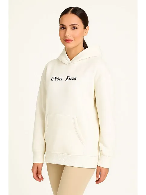 Kadın Oversize Üç İplik Şardonlu Kapüşonlu Sweatshirt – Beyaz “other Lives” Ön Ve Arka Baskılı, Kanguru Cepli, Ribanalı Rahat Kışlık Model Beyaz