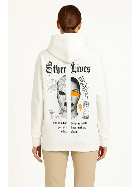Kadın Oversize Üç İplik Şardonlu Kapüşonlu Sweatshirt – Beyaz “other Lives” Ön Ve Arka Baskılı, Kanguru Cepli, Ribanalı Rahat Kışlık Model Beyaz