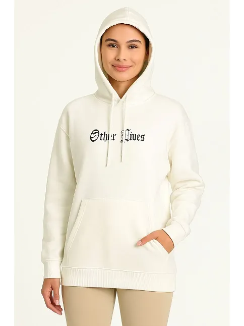 Kadın Oversize Üç İplik Şardonlu Kapüşonlu Sweatshirt – Beyaz “other Lives” Ön Ve Arka Baskılı, Kanguru Cepli, Ribanalı Rahat Kışlık Model Beyaz