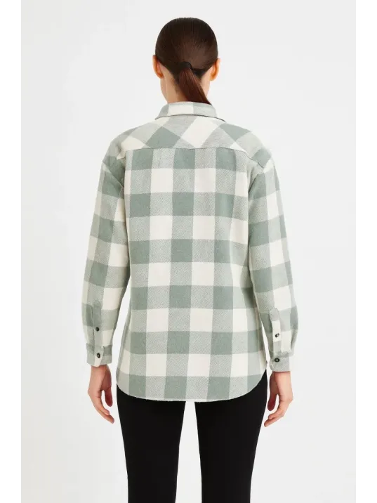 Kadın Oduncu Gömlek – Uzun Kollu, Şardonlu Kumaş, Kırmızı Beyaz Kareli Desen, Regular Fit, Çift Cepli, Manşetli Günlük Şık Stil - Su Yeşili