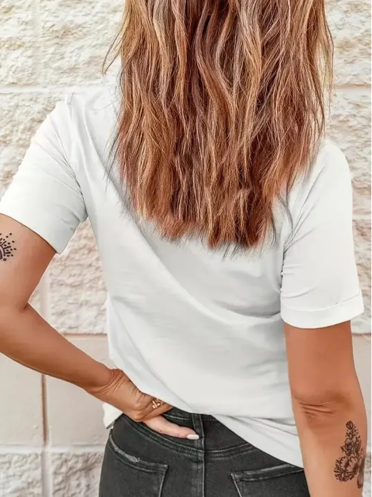 Kadınlar için Şık Leopar Kalp Baskılı Günlük Tişört - Büyük Beden, Makinede Yıkanabilir, Sevgililer Günü & Günlük Kıyafetler için Mükemmel- Beyaz