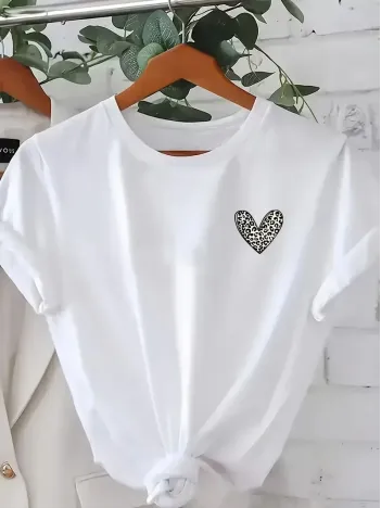 Kadınlar için Şık Leopar Kalp Baskılı Günlük Tişört - Büyük Beden, Makinede Yıkanabilir, Sevgililer Günü & Günlük Kıyafetler için Mükemmel- Beyaz