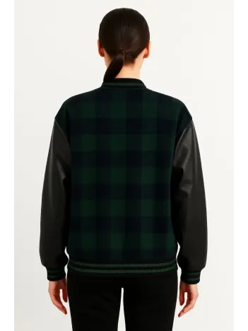 Kadın Kolej Ceket – Kareli Oduncu Kumaş, Kolları Suni Deri, Fermuarlı, İçi Kapitone Astarlı, Nakışlı Oversize Bahar & Kış Stil - Haki Kadın Kolej Ceket – Kareli Oduncu Kumaş, Kolları Suni Deri, Fermuarlı, İçi Kapitone Astarlı, Nakışlı Oversize Bahar & Kış Stil - Haki