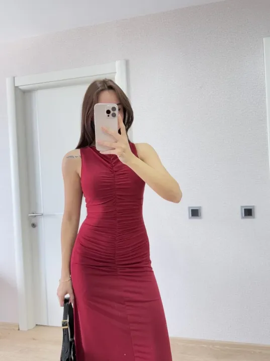 Bürümcük Kumaşlı İçi Astarlı Üzgülü Kolsuz Büzgülü Uzun Elbise - Kırmızı