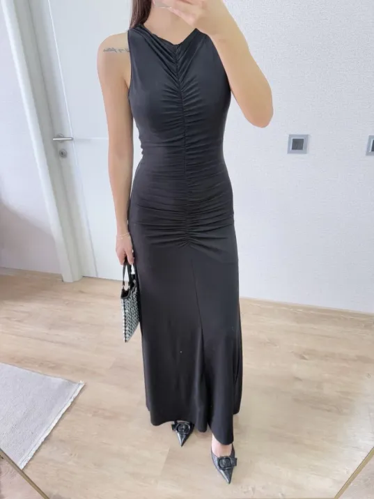 Bürümcük Kumaşlı İçi Astarlı Üzgülü Kolsuz Büzgülü Uzun Elbise - Siyah Bürümcük Kumaşlı İçi Astarlı Üzgülü Kolsuz Büzgülü Uzun Elbise - Siyah