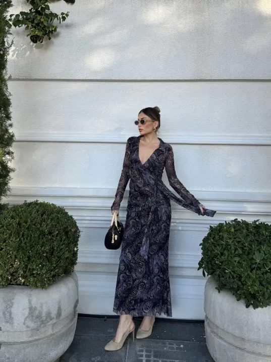 Kruvaze V yaka, fırfırlı ve bağcıklı Desenli Bluz ve Midi Etek Takım - Siyah Kruvaze V yaka, fırfırlı ve bağcıklı Desenli Bluz ve Midi Etek Takım - Siyah