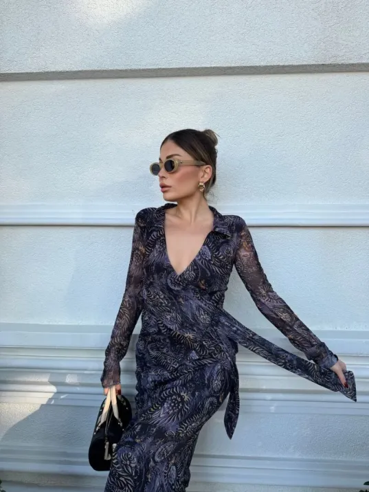 Kruvaze V yaka, fırfırlı ve bağcıklı Desenli Bluz ve Midi Etek Takım - Siyah Kruvaze V yaka, fırfırlı ve bağcıklı Desenli Bluz ve Midi Etek Takım - Siyah