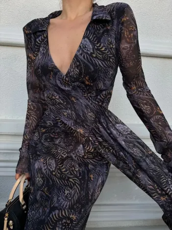 Kruvaze V yaka, fırfırlı ve bağcıklı Desenli Bluz ve Midi Etek Takım - Siyah Kruvaze V yaka, fırfırlı ve bağcıklı Desenli Bluz ve Midi Etek Takım - Siyah