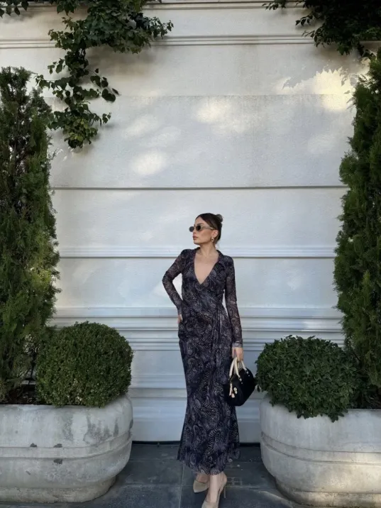 Kruvaze V yaka, fırfırlı ve bağcıklı Desenli Bluz ve Midi Etek Takım - Siyah Kruvaze V yaka, fırfırlı ve bağcıklı Desenli Bluz ve Midi Etek Takım - Siyah