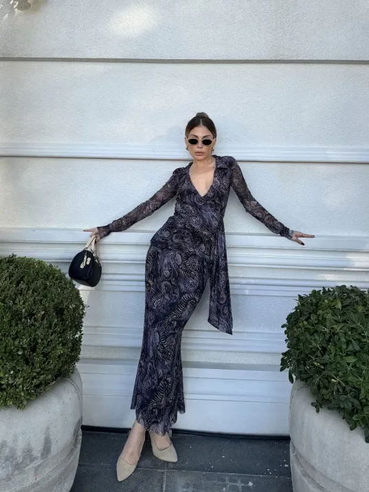 Kruvaze V yaka, fırfırlı ve bağcıklı Desenli Bluz ve Midi Etek Takım - Siyah Kruvaze V yaka, fırfırlı ve bağcıklı Desenli Bluz ve Midi Etek Takım - Siyah