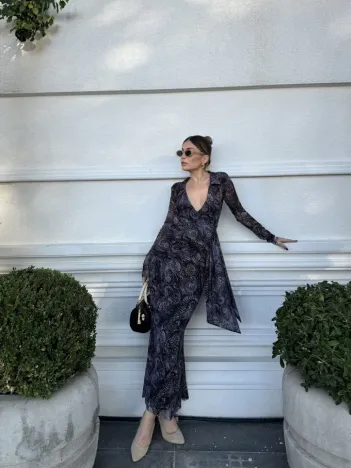 Kruvaze V yaka, fırfırlı ve bağcıklı Desenli Bluz ve Midi Etek Takım - Siyah Kruvaze V yaka, fırfırlı ve bağcıklı Desenli Bluz ve Midi Etek Takım - Siyah