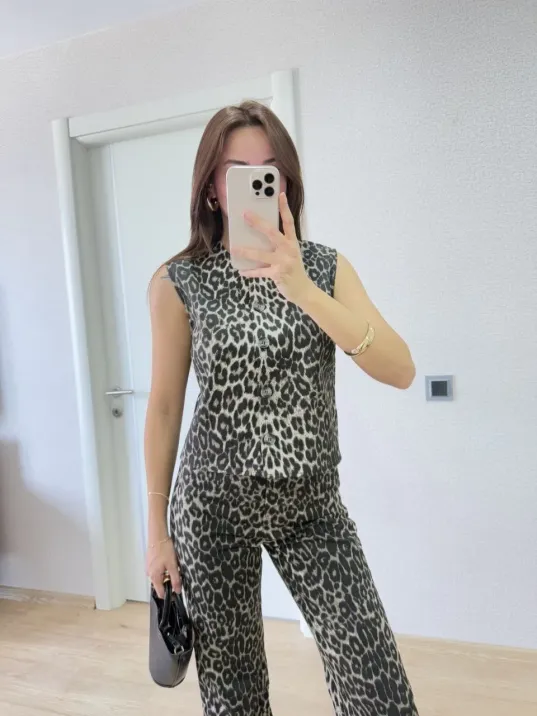 leopar desenli Düğmeli Bluzlu Pantolon İkili Takım -Leopar leopar desenli Düğmeli Bluzlu Pantolon İkili Takım -Leopar