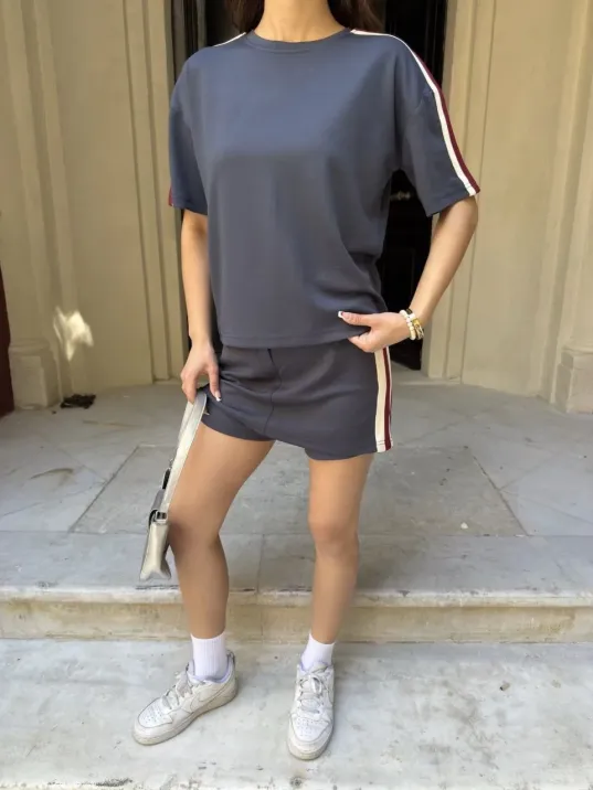 Osy Modal yumuşak dokulu Kumaş Kadın Parçalı Bisiklet Yaka T-shirt Mini Şortlu Etek İkili Takım - Füme Osy Modal yumuşak dokulu Kumaş Kadın Parçalı Bisiklet Yaka T-shirt Mini Şortlu Etek İkili Takım - Füme