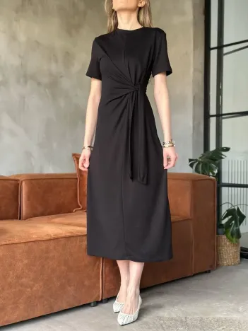 Osy Modal Yumuşak Dokulu Kumaş Yandan Bağlamalı Elbise - Siyah Osy Modal Yumuşak Dokulu Kumaş Yandan Bağlamalı Elbise - Siyah