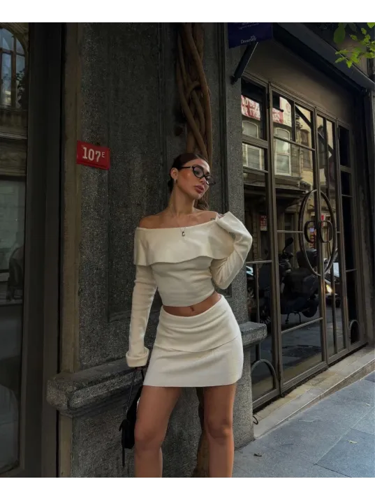 Straplez , Madonna , Carmen Yaka Croplu Mini Etekli ikili Takım Triko - Beyaz Straplez , Madonna , Carmen Yaka Croplu Mini Etekli ikili Takım Triko - Beyaz