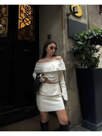 Straplez , Madonna , Carmen Yaka Croplu Mini Etekli ikili Takım Triko - Beyaz Straplez , Madonna , Carmen Yaka Croplu Mini Etekli ikili Takım Triko - Beyaz