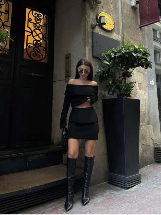 Straplez , Madonna , Carmen Yaka Croplu Mini Etekli ikili Takım Triko - Siyah Straplez , Madonna , Carmen Yaka Croplu Mini Etekli ikili Takım Triko - Siyah