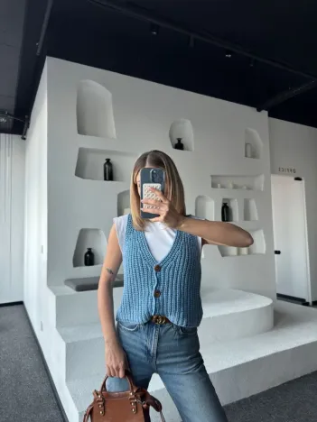 Triko Kolsuz Düğmeli Yelek - Mavi Triko Kolsuz Düğmeli Yelek - Mavi