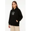 Kadın Kapşonlu Sweatshirt – Üç İplik Şardonlu Kumaş, Oversize Fit, Ön & Arka Baskılı, Kanguru Cepli, Kışlık Rahat Hoodie- Siyah Kadın Kapşonlu Sweatshirt – Üç İplik Şardonlu Kumaş, Oversize Fit, Ön & Arka Baskılı, Kanguru Cepli, Kışlık Rahat Hoodie- Siyah