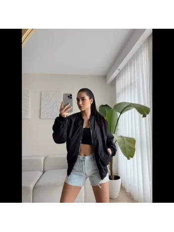 Kadın Siyah Bomber Mont – Oversize Rahat Kalıp, Fermuarlı Cepli, Günlük Kombinlere Uygun Hafif Kapitone Mont- Siyah Kadın Siyah Bomber Mont – Oversize Rahat Kalıp, Fermuarlı Cepli, Günlük Kombinlere Uygun Hafif Kapitone Mont- Siyah