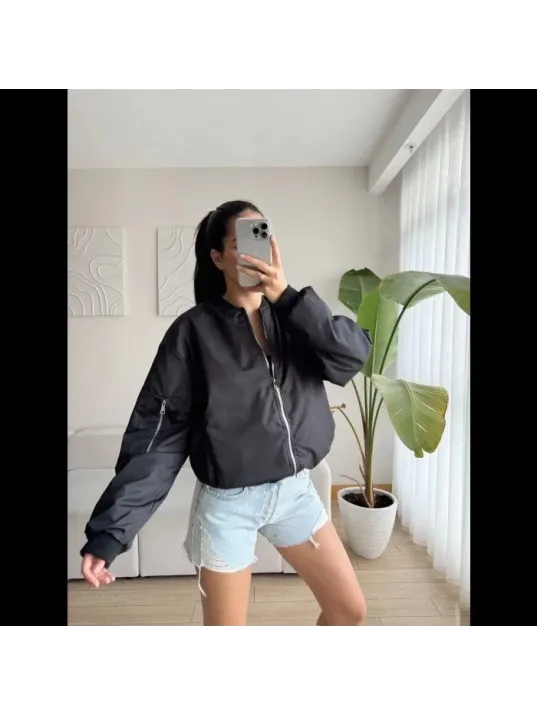 Kadın Siyah Bomber Mont – Oversize Rahat Kalıp, Fermuarlı Cepli, Günlük Kombinlere Uygun Hafif Kapitone Mont- Siyah Kadın Siyah Bomber Mont – Oversize Rahat Kalıp, Fermuarlı Cepli, Günlük Kombinlere Uygun Hafif Kapitone Mont- Siyah