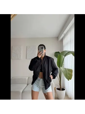 Kadın Siyah Bomber Mont – Oversize Rahat Kalıp, Fermuarlı Cepli, Günlük Kombinlere Uygun Hafif Kapitone Mont- Siyah Kadın Siyah Bomber Mont – Oversize Rahat Kalıp, Fermuarlı Cepli, Günlük Kombinlere Uygun Hafif Kapitone Mont- Siyah
