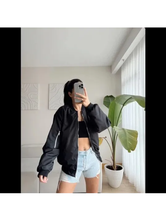 Kadın Siyah Bomber Mont – Oversize Rahat Kalıp, Fermuarlı Cepli, Günlük Kombinlere Uygun Hafif Kapitone Mont- Siyah Kadın Siyah Bomber Mont – Oversize Rahat Kalıp, Fermuarlı Cepli, Günlük Kombinlere Uygun Hafif Kapitone Mont- Siyah