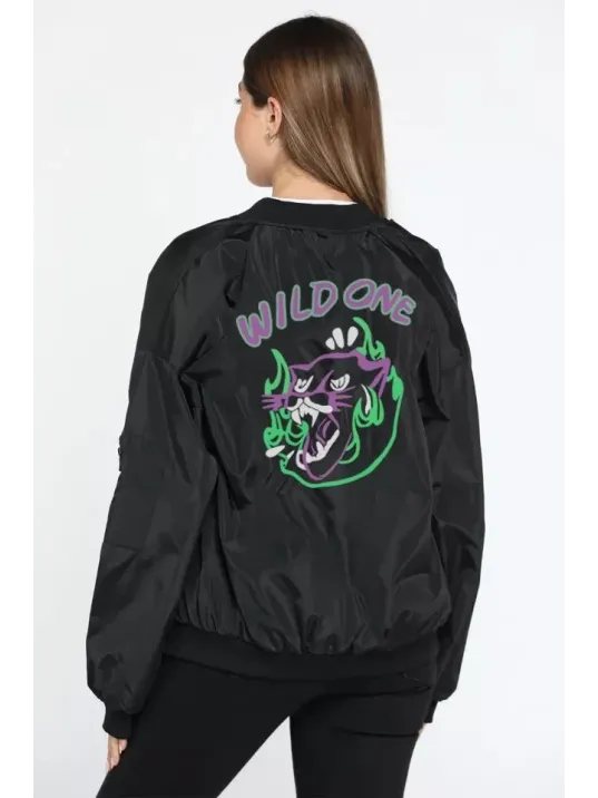 Kadın Wild One Baskılı Bomber Mont – Siyah Renk, Oversize Rahat Kalıp, Fermuarlı, Cepli, Günlük Şık Kapitone Mont - Siyah Kadın Wild One Baskılı Bomber Mont – Siyah Renk, Oversize Rahat Kalıp, Fermuarlı, Cepli, Günlük Şık Kapitone Mont - Siyah