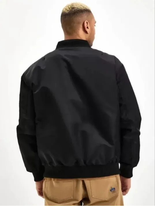 Erkek Siyah Bomber Mont – Fergolli Logo Baskılı, Fermuarlı Cepli, Kapitone Astarlı Şık ve Rahat Günlük Ceket - Siyah Erkek Siyah Bomber Mont – Fergolli Logo Baskılı, Fermuarlı Cepli, Kapitone Astarlı Şık ve Rahat Günlük Ceket - Siyah