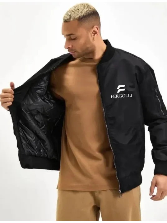 Erkek Siyah Bomber Mont – Fergolli Logo Baskılı, Fermuarlı Cepli, Kapitone Astarlı Şık ve Rahat Günlük Ceket - Siyah Erkek Siyah Bomber Mont – Fergolli Logo Baskılı, Fermuarlı Cepli, Kapitone Astarlı Şık ve Rahat Günlük Ceket - Siyah