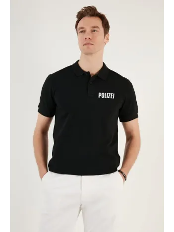 Yakası Düğmeli Yakalı Pike Baskılı T-Shirt - Siyah Yakası Düğmeli Yakalı Pike Baskılı T-Shirt - Siyah