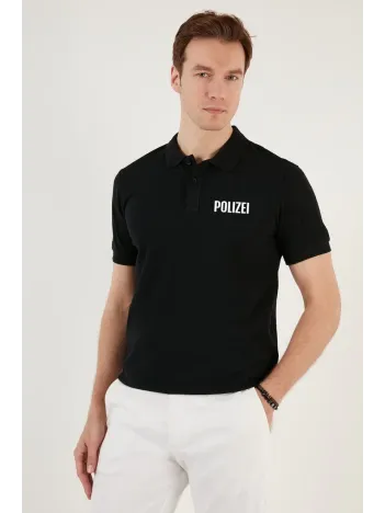 Yakası Düğmeli Yakalı Pike Baskılı T-Shirt - Siyah Yakası Düğmeli Yakalı Pike Baskılı T-Shirt - Siyah