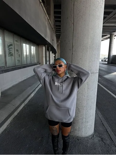Uzun Kol Kapüşonlu Göğüs Baskılı Sweatshirt - Gri