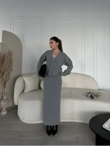 V Yaka 3 Düğmeli Hırka Takım Triko İkili Etekli - Gri V Yaka 3 Düğmeli Hırka Takım Triko İkili Etekli - Gri