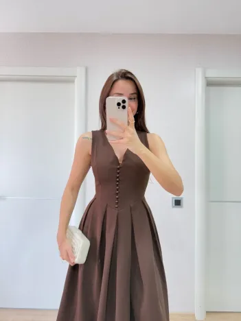 V yaka Krep Arka Ön Pens Detaylı Uzun Kolsuz Elbise- Kahverengi