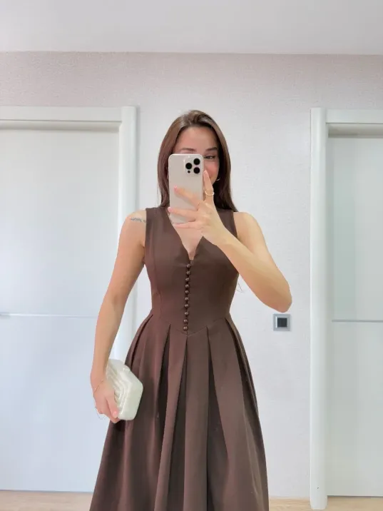 V yaka Krep Arka Ön Pens Detaylı Uzun Kolsuz Elbise- Kahverengi V yaka Krep Arka Ön Pens Detaylı Uzun Kolsuz Elbise- Kahverengi